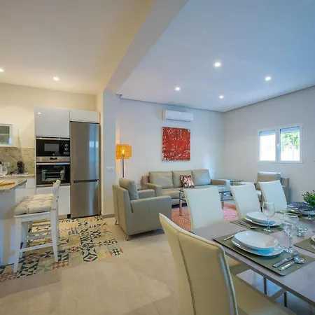 Townhouse Large Solarium Bbq بيت للعطل